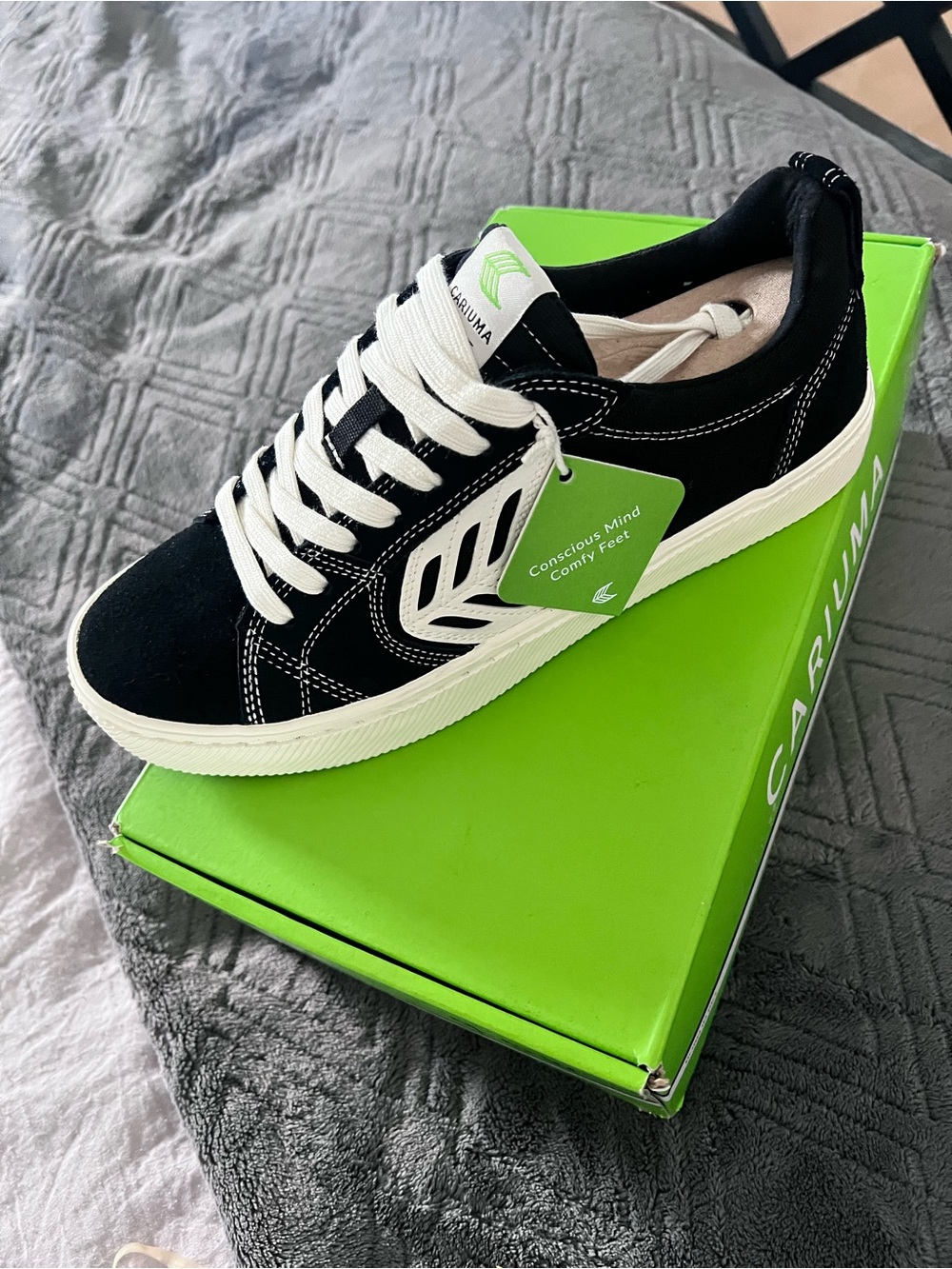 Cariuma Unisex’s Black & White Low-Top Sneaker